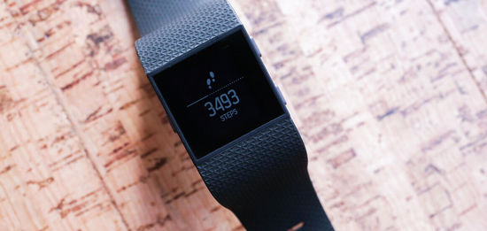 Fitbit Surge大升級：續(xù)航翻倍，新添跑步提醒